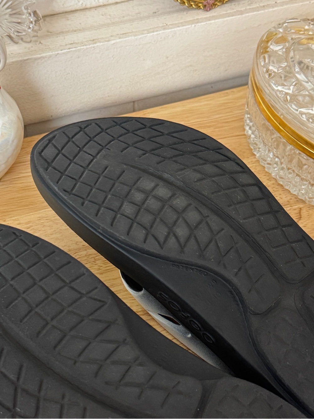 Super comfortable OOFOS black and white recovery flip flops 🖤🤍 Size EU40 W-9 M-7 - Picture 12 of 15